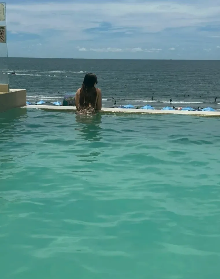 Evie, 24